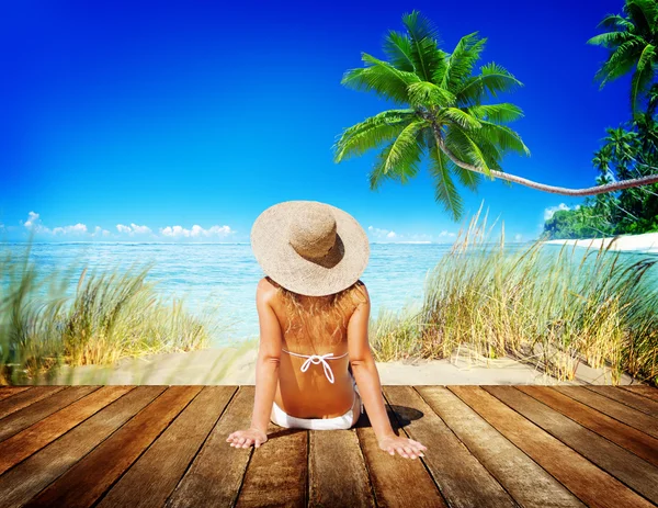 Vrouw ontspannen op het strand — Stockfoto