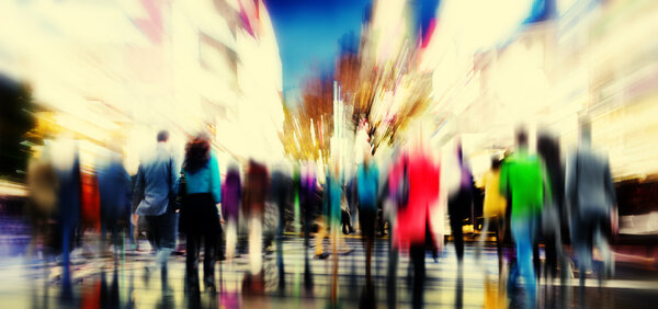 Деловые люди в час пик пешком
