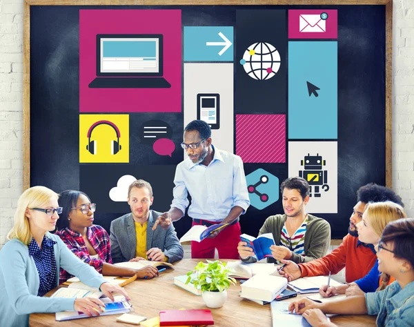 Gente discutiendo sobre computación en nube — Foto de Stock