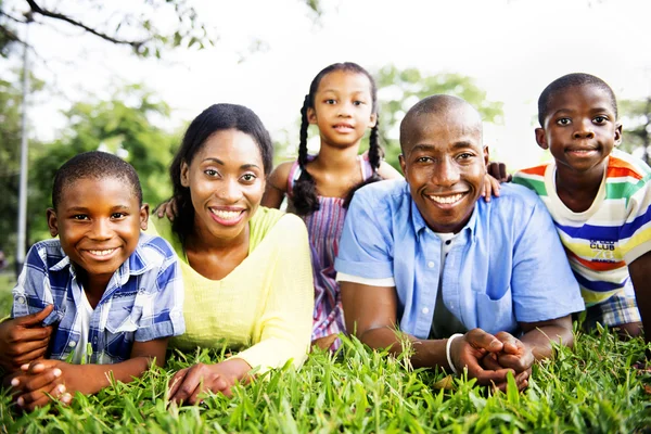 Afro-Amerikaanse familie ontspant op de aard — Stockfoto