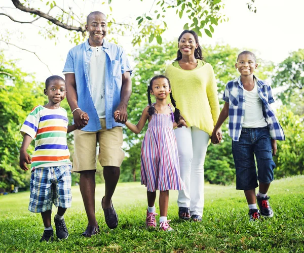 Afro-Amerikaanse familie ontspant op de aard — Stockfoto