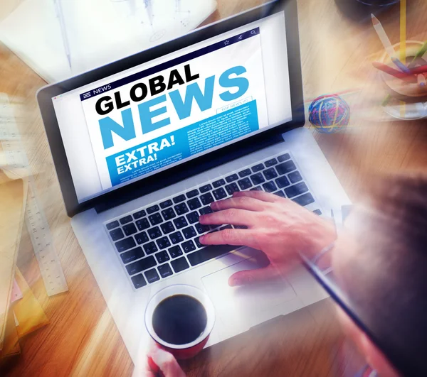 Man aan het werk op laptop met wereldwijde nieuws — Stockfoto