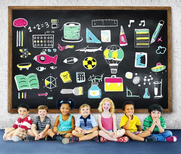 Concepto Educativo con Grupo de Niños Multiétnicos — Foto de Stock