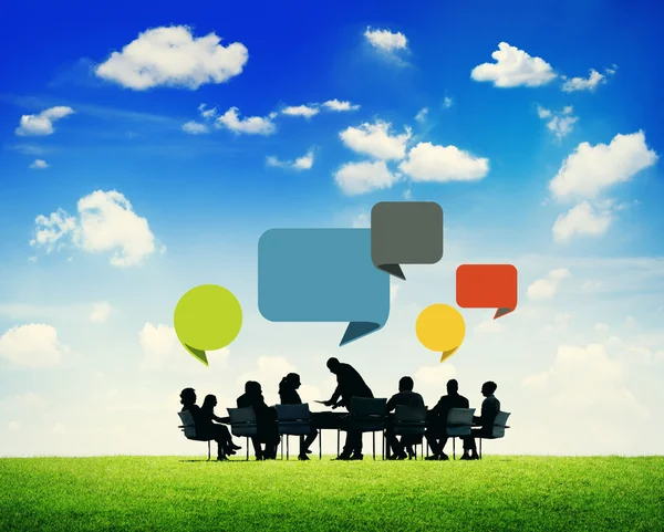 Reunião de negócios com bolhas de fala — Fotografia de Stock