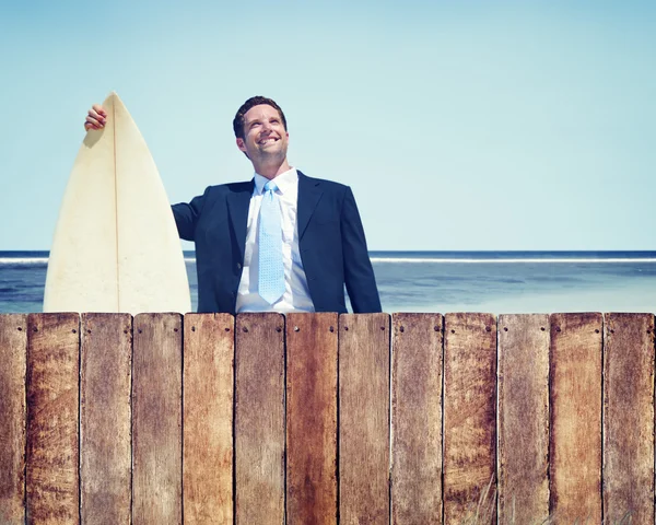 Empresário com prancha de surf na praia — Fotografia de Stock