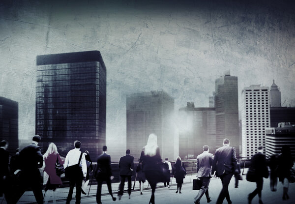 Деловые люди, гуляющие в час пик
