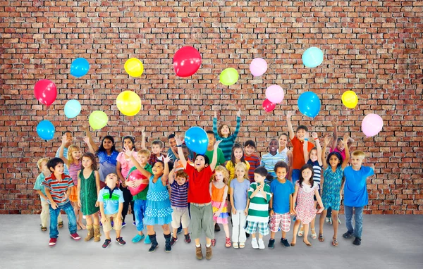 Grupo de Crianças Multiétnicas com Balões — Fotografia de Stock