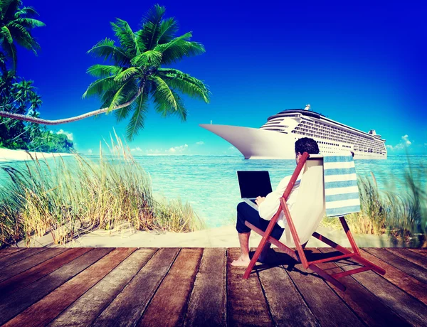 Businessman working on the beach — Stock Photo, Image