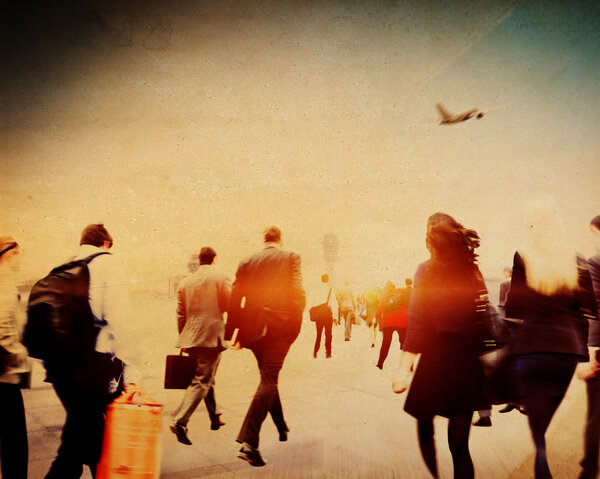 деловые люди, гуляющие в аэропорту