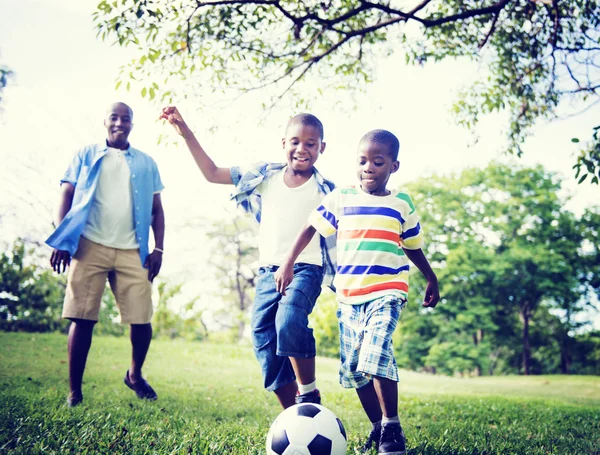 Pappa spelar med barn i fotboll — Stockfoto
