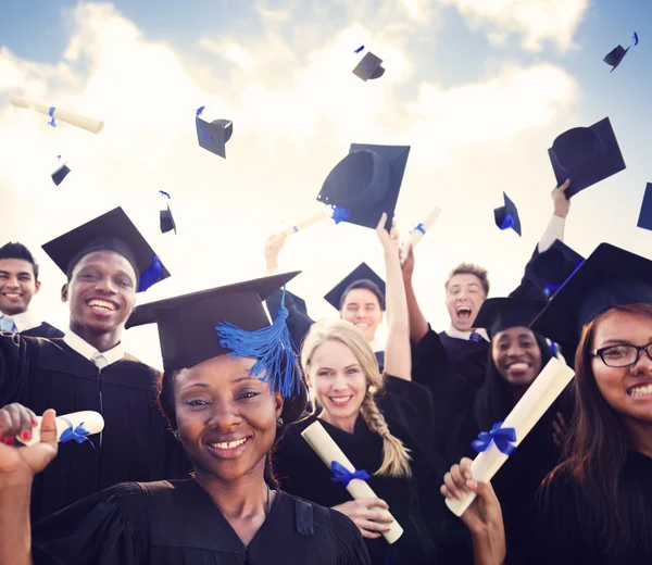 Os alunos celebram a formatura — Fotografia de Stock