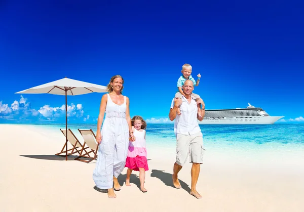 Família feliz relaxando na praia tropical — Fotografia de Stock