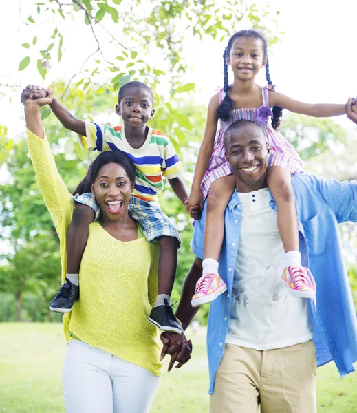 Famille afro-américaine se détend sur la nature — Photo