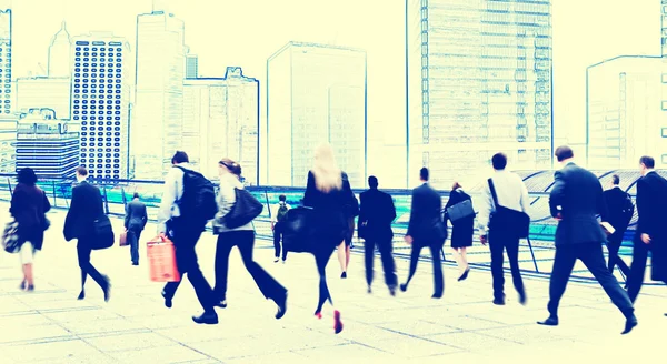 Gente d'affari che cammina all'ora di punta — Foto Stock