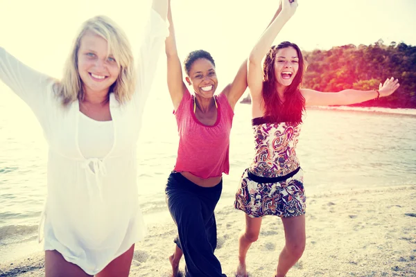 Vrouwen hebben plezier op strand c — Stockfoto