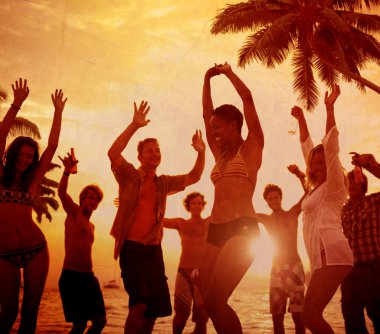 Tropik bir adada bir partide insanlar kutlamak
