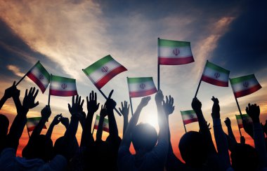Iran bayraklı bir grup insan