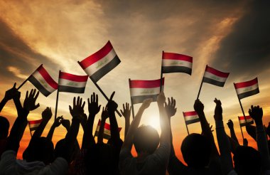Irak bayrakları taşıyan bir grup insan