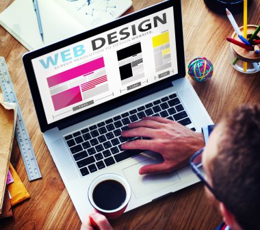 Web tasarım ile dizüstü bilgisayar üzerinde çalışan adam