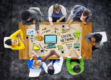 insanlar sosyal ağ hakkında tartışıyor