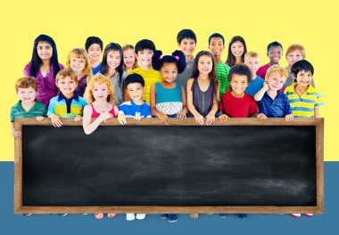 Çok ırklı çocuklar grup ile yazı tahtası
