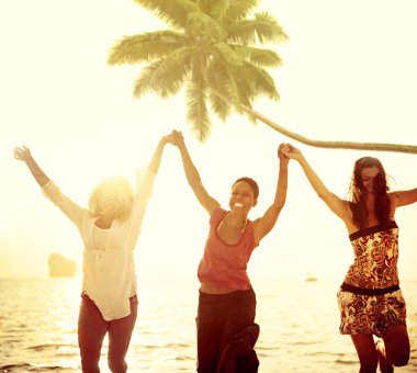 Tropik sahilde mutlu insanlar