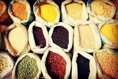 Çeşitli çok renkli baklagil çuval Market