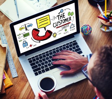 Dizüstü bilgisayarda çalışan adam