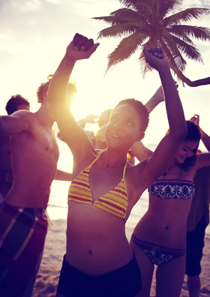 People celebrate at a party on a tropical island — Stock Photo, Image