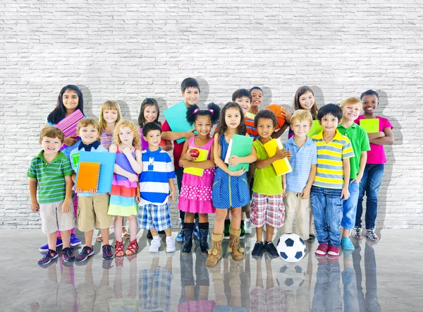 Gruppe multiethnischer Studentenkinder — Stockfoto