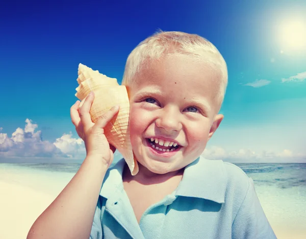 海滩上的贝壳的小男孩 — 图库照片