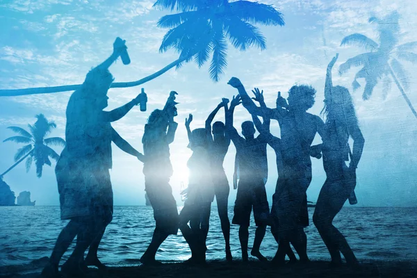 Tropik bir adada bir partide insanlar kutlamak — Stok fotoğraf