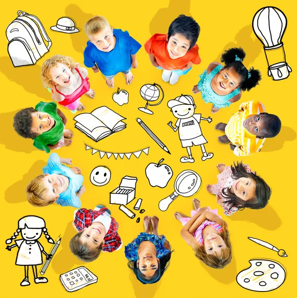 Bildungskonzept mit Gruppe multiethnischer Kinder — Stockfoto
