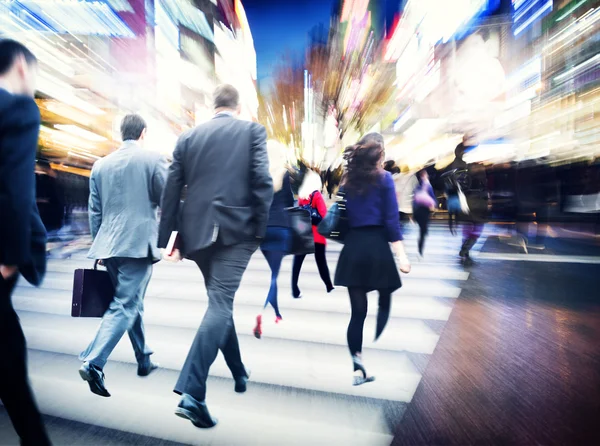 Üzletemberek sétálnak a városban — Stock Fotó