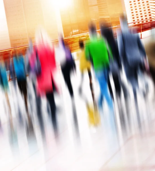 Les gens d'affaires dans la marche de l'heure de pointe — Photo