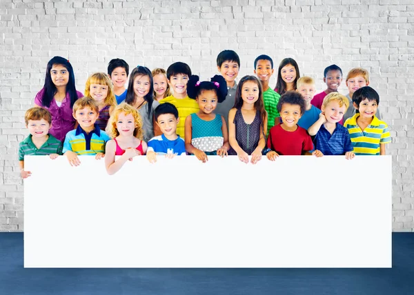 Gruppe multiethnischer Kinder mit Tafel — Stockfoto