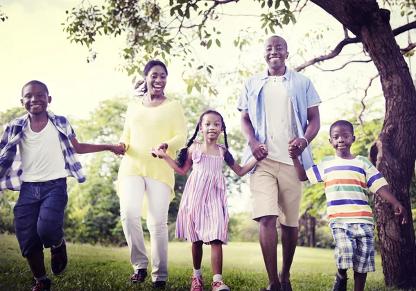 アフリカ系アメリカ人の家族が、自然で寛ぎます — ストック写真