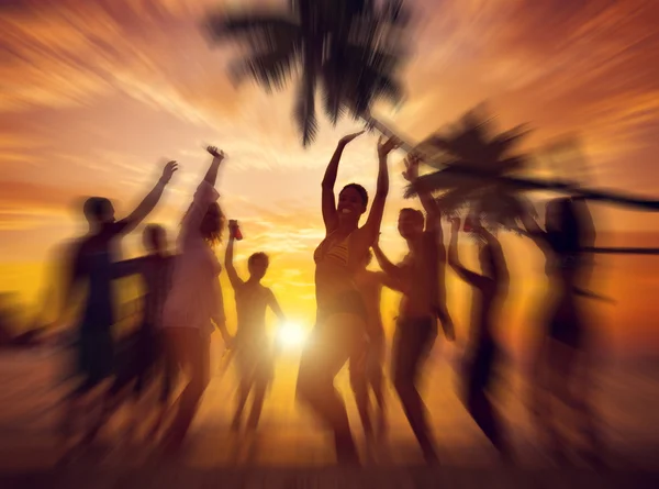 La gente celebra en una fiesta en una isla tropical — Foto de Stock