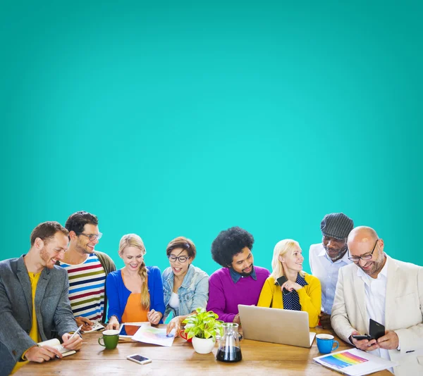 Trabalho em equipe de pessoas multiétnicas em um encontro — Fotografia de Stock