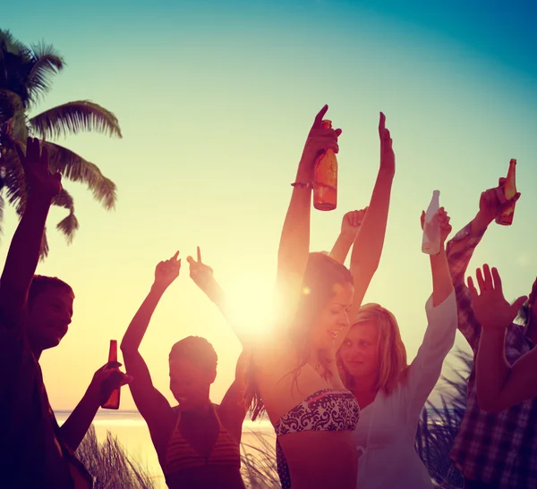 Folk beröm på beach party — Stockfoto