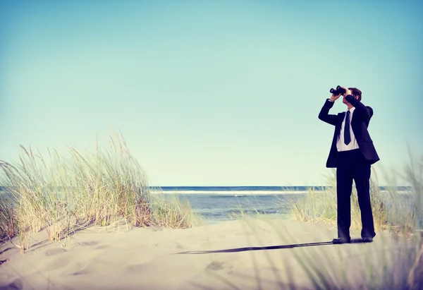 해변에서 쌍안경으로 사업 — 스톡 사진