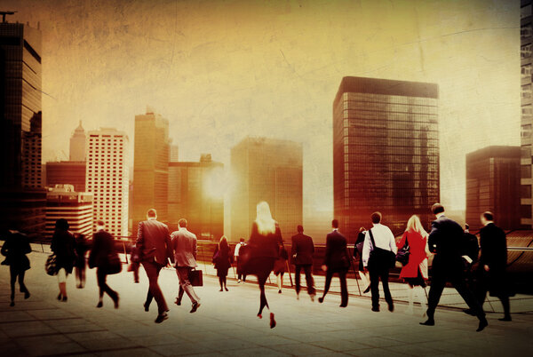 Деловые люди, гуляющие в час пик
