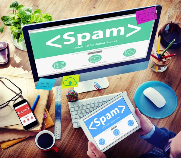 Homem trabalhando no computador com Spam — Fotografia de Stock