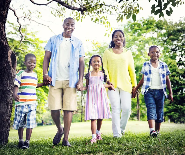 Familia afroamericana se relaja en la naturaleza —  Fotos de Stock