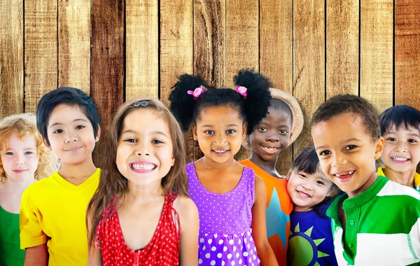 Groep van multi-etnische kinderen — Stockfoto