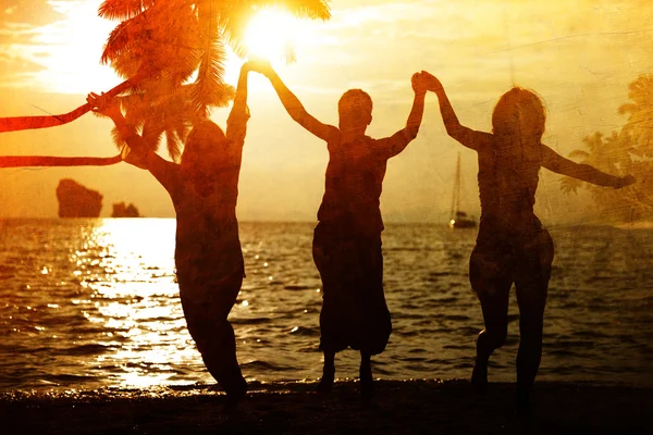 Glada människor på den tropiska stranden — Stockfoto