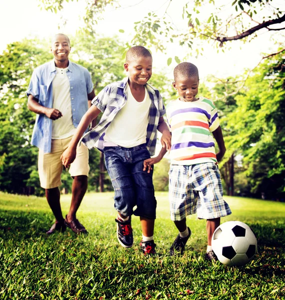 Père joue avec les enfants dans le football — Photo