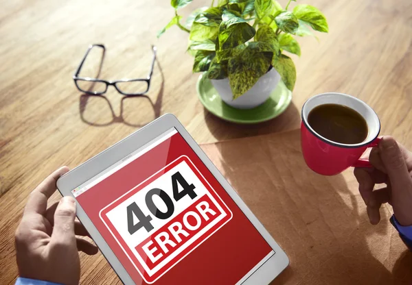 Az ember egy digitális tábla használata a 404-es hiba — Stock Fotó