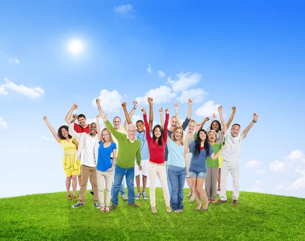 Grupo de personas multiétnicas en el campo — Foto de Stock