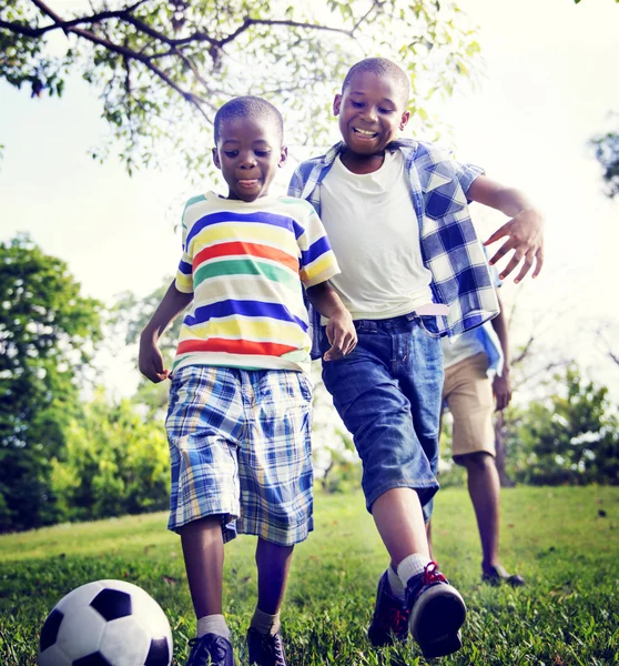 Padre gioca con i bambini nel calcio — Foto Stock